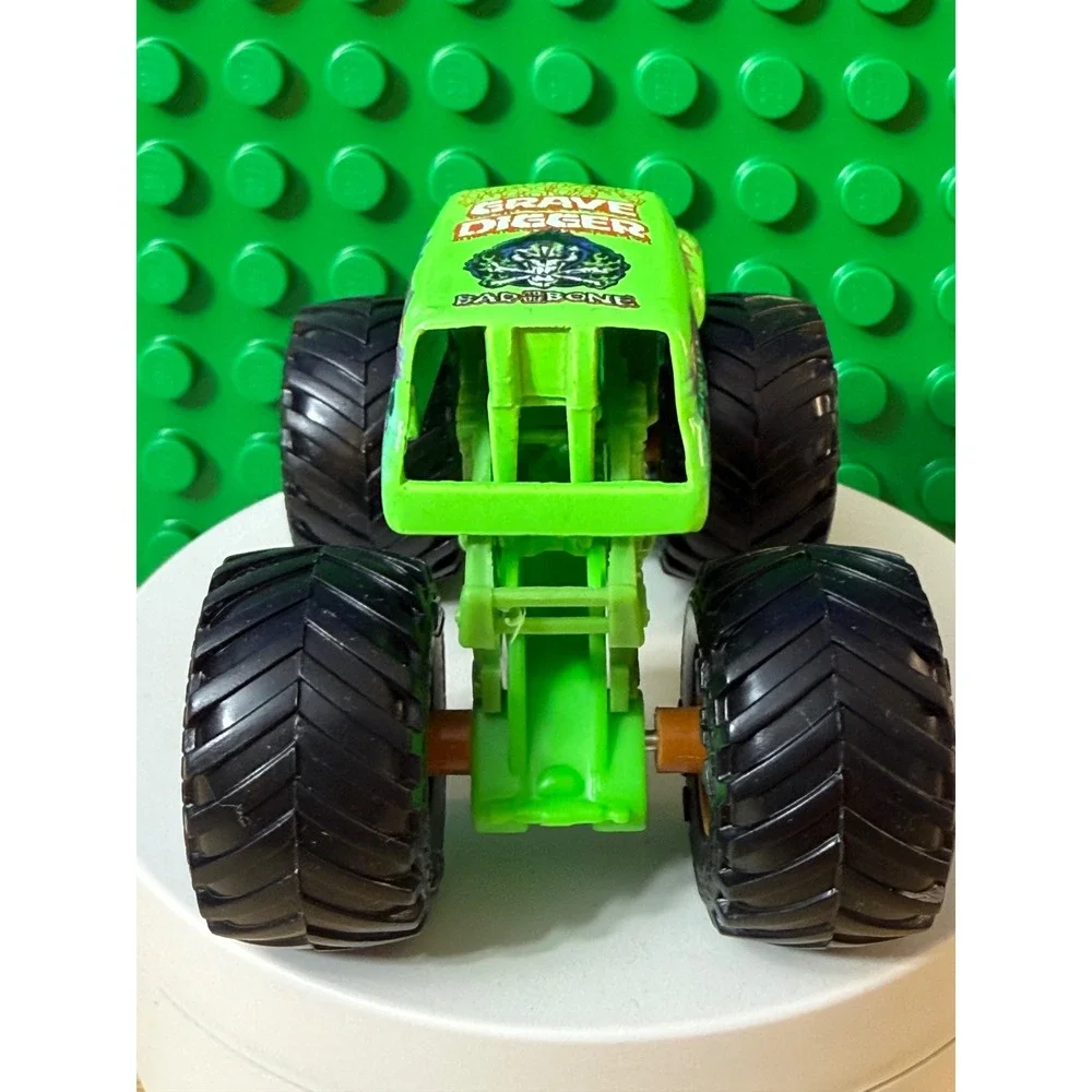 Monster Jam Grave Digger Monster Truck Spin Master 2022 Green BKT Tires 1:64